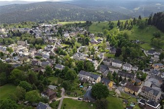 Nach Datenleck in Schönheide: Ratsältester ruft zu Zusammenhalt auf - Luftaufnahme von Schönheide von 2022. Die Gemeinde muss endlich zur Ruhe kommen, sagt Günter Möckel.