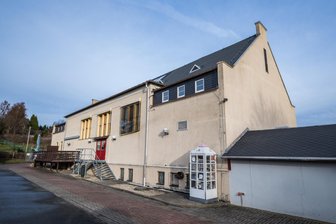 Nach Debatte um eigenes Schwimmbad: Stadt im Erzgebirge will 875.000 Euro in Dorfzentrum investieren - Die Turnhalle Mitteldorf ist denkmalgeschützt. Der nachträglich errichtete Sanitärtrakt soll erneuert und erweitert werden. Dafür will sich die Stadt Stollberg Fördermittel sichern.