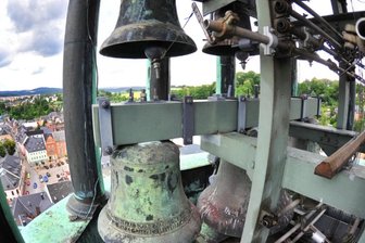Nach Debatte um Nazisymbole: Historische Einordnung für Glockenspiel - Auf dem Turm der St. Johanniskirche in Lößnitz befindet sich eines der ältesten und noch funktionsfähigen Bronze-Glockenspiele in Deutschland. 
