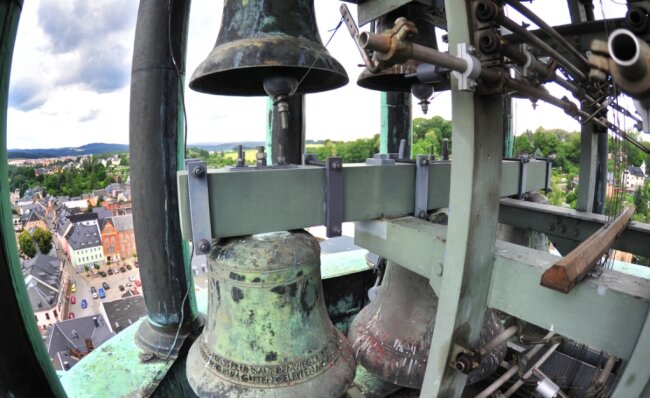 Nach Debatte um Nazisymbole: Historische Einordnung für Glockenspiel - Auf dem Turm der St. Johanniskirche in Lößnitz befindet sich eines der ältesten und noch funktionsfähigen Bronze-Glockenspiele in Deutschland. 