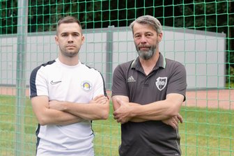 Nach Debatten um Sportplatzvergabe: Athletic Sonnenberg und Germania Chemnitz setzen gemeinsames Zeichen gegen Hass und Hetze - Ernste Mienen bei Jonas Georgi von Athletic Sonnenberg (l.) und Thomas Mix vom TSV Germania.