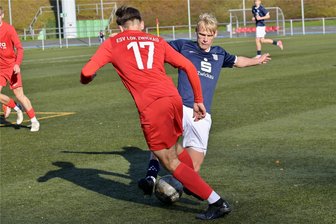 Nach dem 11:2 des FSV Zwickau gegen Lok Zwickau: Was die Trainer zum Stadtderby der A-Junioren sagen - Anton Leistner von Lok Zwickau (links) im Zweikampf mit dem vierfachen FSV-Torschützen Ole Barthel (rechts).