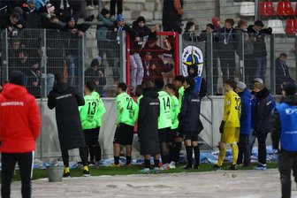 Nach dem 2:7 des Chemnitzer FC in Erfurt: "Erreicht CFC-Trainer Christian Tiffert noch die Mannschaft, Herr Müller?" - Verunsicherung und Harakiri: Die Mannschaft des CFC nach dem 2:7 vor der Fankurve.