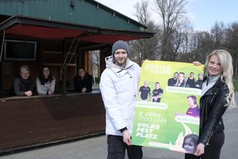 Gregor Steps und Julia Seidel (vorn von links) sowie das gesamte Team von "Conny's Bar" bereiten alles für das Event am Samstag auf dem Reichenbacher Volksfestplatz vor.  