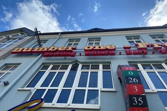 Nach dem Aus der Gastrofabrik in Plauen: Was wird aus Gutscheinen für Bowling und Gaststätten? - Das „Number One“ in Plauen schloss überraschend Mitte Mai.
