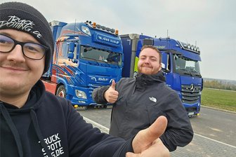 Nach dem Aus der Lichterfahrt Erzgebirge: Das Lichterfest auf dem Kätplatz und die Herzenssache der Trucker - Marc Thierfelder, er fährt für die Reinsdorfer Spedition Jörg Illig (r.), und Sebastian Nissel von WD Logistik aus Niederschmiedeberg. Die beiden Oelsnitzer stehen am Sonnabend mit ihren Zugmaschinen auf dem Kätplatz.