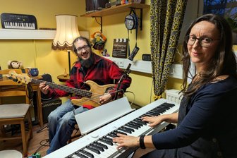 Nach dem Aus des Zschopauer Kulturcafés: Musiker schlagen neues Kapitel auf - Zuhause in Grießbach greifen Elke Böhm und Andreas Drechsler fast jeden Tag zu ihren Instrumenten.