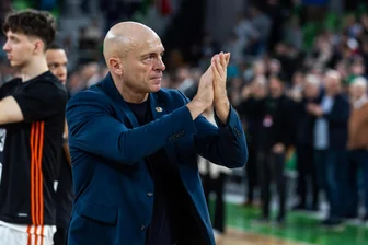 Nach dem Aus im Achtelfinale: Das sagt Trainer Rodrigo Pastore über die erste Saison der Niners Chemnitz im Eurocup - Rodrigo Pastore bedankt sich nach dem Spiel am Mittwoch in Ljubljana bei den etwa 50 mitgereisten Fans.