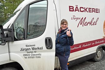 Nach dem Baumsturz von Nassau: Bäckersfrau aus Clausnitz ist wieder unterwegs - Auf gehts- Seit 15 Jahren ist Carolin Merkel mit einem der Backmobile des Familienunternehmens auf Tour.