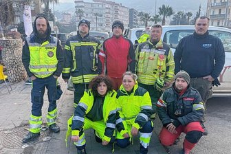 Nach dem Beben in der Türkei: Einsatz für die Tier-Retterinnen aus Chemnitz - Anett Steinberg und Sandra Pfefferkorn (vorn, 1. und 2. von links) unterstützten Tierrettungsteams in der Stadt Antakya, die beim Februar-Beben fast völlig zerstört wurde.