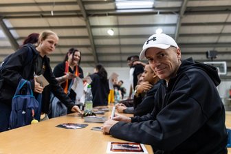 Nach dem bitteren Saisonende: Niners Chemnitz machen ihre Fans noch einmal glücklich – einer ganz besonders - Cheftrainer Rodrigo Pastore und die gesamte Mannschaft der Niners waren am Dienstag zu einer Autogrammstunde in den „Feel Good Club“ gekommen.