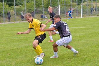 Nach dem Blitzstart des FSV Zwickau hält der VfB Auerbach dagegen: Das sagten hinterher die Trainer - Der Auerbacher Louis Schmidt (links) behauptet den Ball im Zweikampf mit FSV-Profi Till Jacobi (rechts).