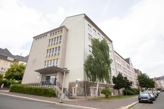 Nach dem Böllerwurf vor einer Plauener Schule: So ist der Stand der Ermittlungen - Tatort Dittes-Oberschule: Hier warf ein 18-Jähriger einen Böller in eine Schülergruppe.