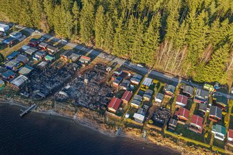 Nach dem Brand am Geyerschen Teich: Zwei Brandflächen – und ein Feuerteufel? - Dutzende Bungalows und Wohnwagen sind Sonntagfrüh beim Brand auf der Ehrenfriedersdorfer Seite des Stauweihers zerstört worden. Es gibt zwei sichtbare Brandflächen.