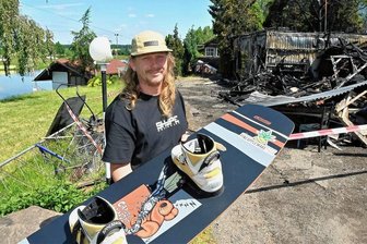 Nach dem Brand an der Wasserskianlage: So geht es im Wakepark in Rossau weiter - Honza Palaty steht am Donnerstagmorgen vor den Resten des abgebrannten Schuppens. Die Wasserskianlage Rossau hat aber weiter geöffnet.