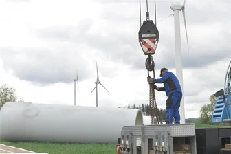 Nach dem Brand einer Windkraftanlage bei Clausnitz: Wie die Teile entsorgt werden sollen - Vor gut einer Woche war mit dem Abbau der Windkraftanlage an der Geleitstraße bei Clausnitz begonnen worden, die am 27. Februar 2024 in Brand geraten und dadurch schwer beschädigt worden war.
