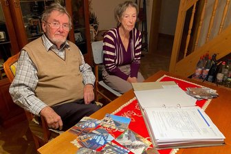 Nach dem Brand in Augustusburg: Warum Webers Angst vor Schnee haben - Martin Christian Weber und seine Frau Heide mit dem dicken Ordner des Schriftverkehrs zur Regulierung der Schäden nach dem Dachstuhlbrand vom 1. September.