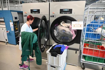 Nach dem Brand: So geht es für die Wäscherei in Oederan weiter - Der Betrieb läuft wieder an: Sylvia Schmid bestückt die neuen Wäschetrockner in der Wäscherei in Oederan.