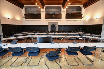 Nach dem Bruch: CDU und FDP Freiberg gehen und sitzen jetzt getrennt - Blick in den Ratssaal des Rathauses Freiberg: In der Mitte nehmen die Vertreter der größeren Fraktionen Platz. 