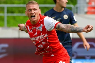 Nach dem Cottbus-Spiel zur Nachtschicht: FSV Zwickaus Zimmermann zwischen Regionalliga und Polizeidienst - Marc-Philipp Zimmermann - hier in der Partie gegen Hansa Rostocks Reserve - weiß noch, wo des Gegners Tor steht.