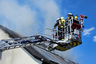 Nach dem Dachstuhlbrand in Niederwiesa: Spendenaktion für Rentnerehepaar läuft - Die Feuerwehren von Niederwiesa, Lichtenwalde und Flöha löschten den Brand auch mithilfe der Drehleiter.