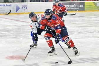 Nach dem Derby-Bonbon öffnet sich bei den Eishockey-Wölfen im Erzgebirge Türchen Nummer 9 - Der Schönheider Tomas Rubes (vorn) steuerte im Derby gegen Chemnitz drei Tore bei.