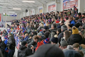 Nach dem Derby ist vor dem Derby: Wie die Eishockey-Wölfe ins neue Jahr starten - Knapp 1200 Zuschauer haben das Derby der Wölfe gegen Chemnitz live verfolgt.