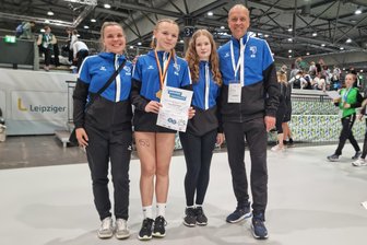 Nach dem DM-Titel beim Leipziger Turnfest: Brand-Erbisdorfer Seilspringerin reist mit der Mama nach Fernost - Romy Müller (2. v. l.) gewann beim Turnfest in Leipzig den DM-Titel und reist im Juli gemeinsam mit Mutter Katrin (l.) zur Weltmeisterschaft nach Japan.