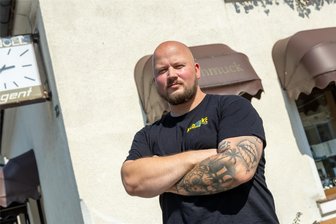 Nach dem Einbruch in Juwelierswohnung: Wie der mutige Koch Daniel Setzer im Vogtland belohnt wird - Daniel Setzer, ein Mann der Tat, überwältigte am Dienstag einen Schmuckdieb. Nun soll er wegen seines couragierten Handelns von der Gemeinde Ellefeld einen Preis erhalten.