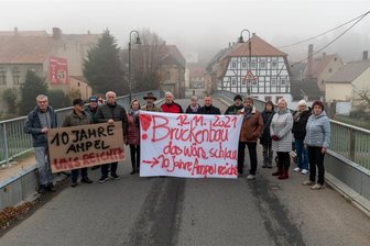 Nach dem Einsturz der Carolabrücke in Dresden: Das sind die Sorgenkinder zwischen Freiberg und Rochlitz - Zum zehnjährigen Bestehen der Baustellenampel auf der Lunzenauer Muldenbrücke demonstrierten Lunzenauer im November 2021 für eine schnelle Sanierung des Bauwerks. In diesem Jahr hat die Erneuerung endlich begonnen. Andernorts in Mittelsachsen müssen sich die Bürger weiter in Geduld üben.