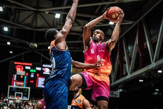 Nach dem Einzug in die Play-ins: Spielen die Niners Chemnitz in der kommenden Saison wieder international? - Routinier DeAndre Lansdowne zeigte zuletzt ansteigende Form und war gegen Rostock einer der besten Chemnitzer Spieler. Er hat noch Vertrag für die kommende Saison. Doch der Rest der Mannschaft wird sich wahrscheinlich verändern.