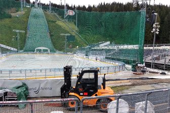 Nach dem Eishockey-Triple in der Vogtland-Arena läuft das Aufräumen und auch der Rückbau des Eisstadions hat schon begonnen - Das dreitägige Eishockey-Event in der Klingenthaler Vogtland-Arena ist Geschichte. Nun beginnen der Rückbau des mobilen Eisstadions, das dazu im Schanzenauslauf errichtet wurde, sowie der mobilen Zuschauertribünen.