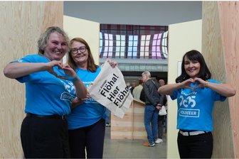 Nach dem Ende der ersten Ausstellung im Kunstbahnhof Flöha: Wie geht es weiter? - Für die freiwilligen Helfer gab es zum Abschluss der Ausstellung „Verstrickungen“ als Dankeschön ein Flöha-Geschenk. Die Bahnsteigdurchsage ist legendär.