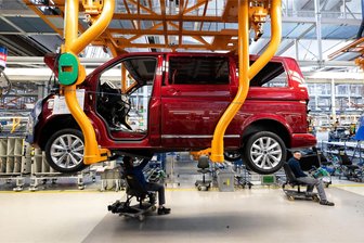 Nach dem Ende von Up! und T6.1: Sind diese beliebten VW-Modelle bald ausverkauft? - Ein VW-Transporter durchläuft die Montage im Werk von Volkswagen Nutzfahrzeuge. Im Juni 2024 läuft die Produktion des Modells aus.