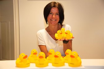 Nach dem Entenrennen in Bad Elster: Tiere können in Tourist-Information abgeholt werden - In der Touristinfo Bad Elster (im Foto Leiterin Mandy Reinhardt) können die Enten abgeholt werden.
