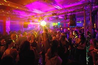 Nach dem Erfolg der „Tanzfabrik“: Wie geht es mit den Partys und dem alten Industrieareal in Oberlugwitz weiter ? - Am Freitagabend feierten 450 Besucher bei der „Tanzfabrik“ im einstigen Maschinensaal.