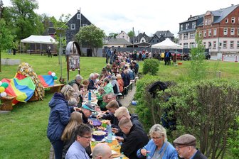 Nach dem Essen ab in den Matsch: Besonderer Aktionstag im Erzgebirge - Schaffen die Auerbacher dieses Jahr den Rekord? Im letzten Jahr war die Picknicktafel 60,70 Meter lang.