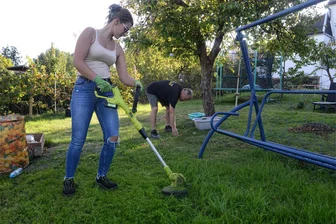 Nach dem Gartenfest kommen Leerstand und Eigenheime: Was sich Rodewischer Kleingärtner wünschen - Justine und Udo Fröhlich bei der Gartenarbeit. Das Rasentrimmen sei genau ihr Ding, sagt die 27-Jährige - eines der jüngsten Mitglieder in der Gartensparte „Am Bahnhofsweg“. Die Familie lebte 33 Jahre in Stuttgart und ist jetzt ins Vogtland zurückgekehrt. Ein Pachtgarten gehört zum neuen Leben dazu.