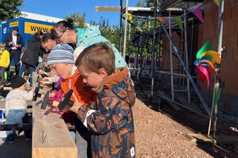 Nach dem Großbrand: Dorf im Vogtland baut seine Kita neu auf - Auch die Kinder durften zum Richtfest einen symbolischen letzten Nagel einschlagen.