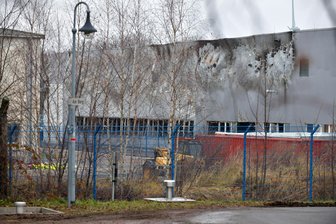 Nach dem Großbrand in Halsbrücke: Droht der Abriss der Halle? - Die Brandschäden an der Halle der Firma Saxonia Eurocoin an der Erzstraße in Halsbrücke sind auch von Weitem deutlich sichtbar. Möglicherweise muss das Gebäude abgerissen werden.