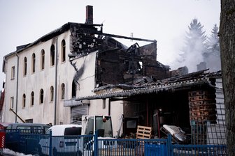 Nach dem Großbrand in Kleinschirma bei Freiberg: Bürgermeister schaltet Bauaufsicht ein - Die frühere Metallgießerei an der Freiberger Straße in Kleinschirma ist ausgebrannt.