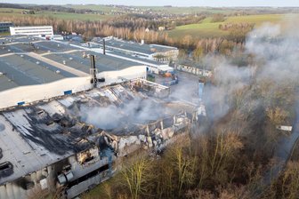 Nach dem Großbrand: Wie es bei Saxonia Eurocoin in Halsbrücke jetzt weitergeht - Dutzende Einsatzkräfte aus dem gesamten Altkreis Freiberg waren vor Ort im Einsatz.