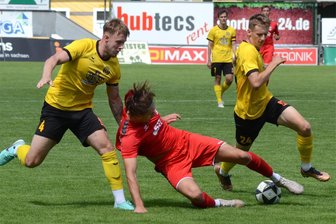 Nach dem guten Oberligastart: VfB Auerbach in Freital vor erster Bewährungsprobe - Auch auf Mathis Frohberg (rechts) muss VfB-Trainer Sven Köhler verzichten. Links im Bild Tim Birkner.