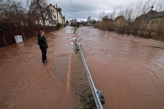 Nach dem Hochwasser am Lungwitzbach in Glauchau: Anwohner sind wütend und erschöpft - Am Heiligabend versetzte der Lungwitzbach an der Straße des Friedens in Niederlungwitz die Anwohner in Angst und Schrecken.
