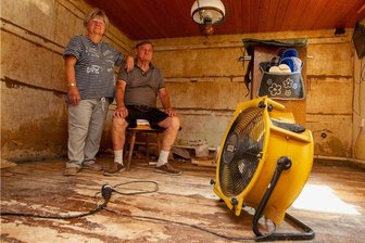 Nach dem Hochwasser: Plauener Familie kämpft um ihr Heim - Die Wohnung von Erika und Siegfried Schiener nach dem Hochwasser: Alles bis auf die alte Dielung des Fachwerkhauses musste raus. Und auch die Dielen werden noch weichen müssen.