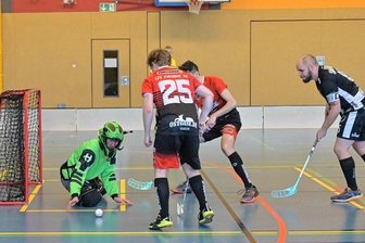 Nach dem Höhenflug kommt der Fall - Nach der Niederlage gegen Jena wird das Rennen um Platz 2 in der Floorball-Verbandsliga in den letzten Spielen wieder spannend. Für den UV Zwigge (rote Trikots) kommt es dann auf eine sichere Defensive an.