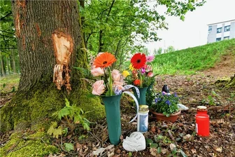 Nach dem jüngsten Unfall: Was macht die B 173 Niederwiesa-Freiberg so gefährlich? - An der Unfallstelle an der B 173 in Höhe des Gewerbegebiet Oederan erinnerten am Montag Blumen und Grablichter an die 53-jährige Fordfahrerin, die in der Nacht zum Sonntag tödlich verunglückt ist. 