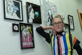 Nach dem Künstlerstreit im Göltzschtal: Junge Kunst darf auch erotisch sein, expressiv, düster und bunt - Diana Simmert aus Reumtengrün will mit ihrem Comic-Style anregen, nicht mit dem Strom zu schwimmen. Bei ihr trägt nicht der Mensch den Fuchskragen - hier ist es umgekehrt.