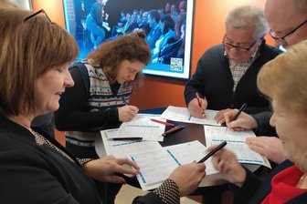 Nach dem letzten Vorhang: Mitglied des Theater-Ensembles bittet um Unterstützung - Viele Zuschauer unterschrieben jetzt in Zwickau die Theater-Petition.