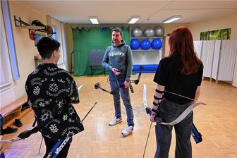 Nach dem Lockdown: Wenn ein Kind nicht mehr leben will - Bogenschießen wird an der Klinik für Psychiatrie, Psychosomatik und Psychotherapie des Kindes-und Jugendalters als Therapie genutzt. Therapeut Sebastian Strotzer arbeitet im Foto mit Patienten.